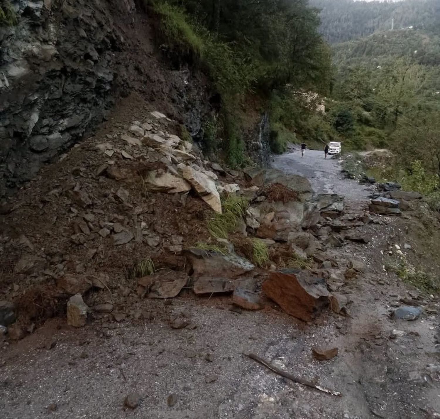 बंजार के पास घेलीगाड़ में पहाडी से मलबा गिरने से घंटों अवरूद्ध रहा हाईवे-305---संवाद