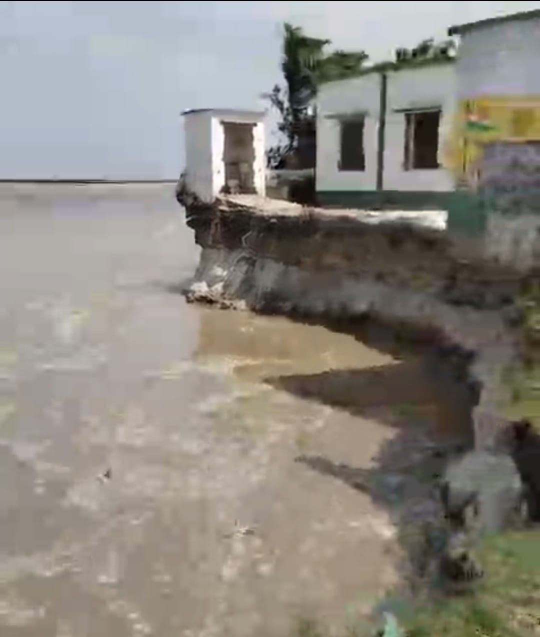Saryu flowing 30 cm below the red mark