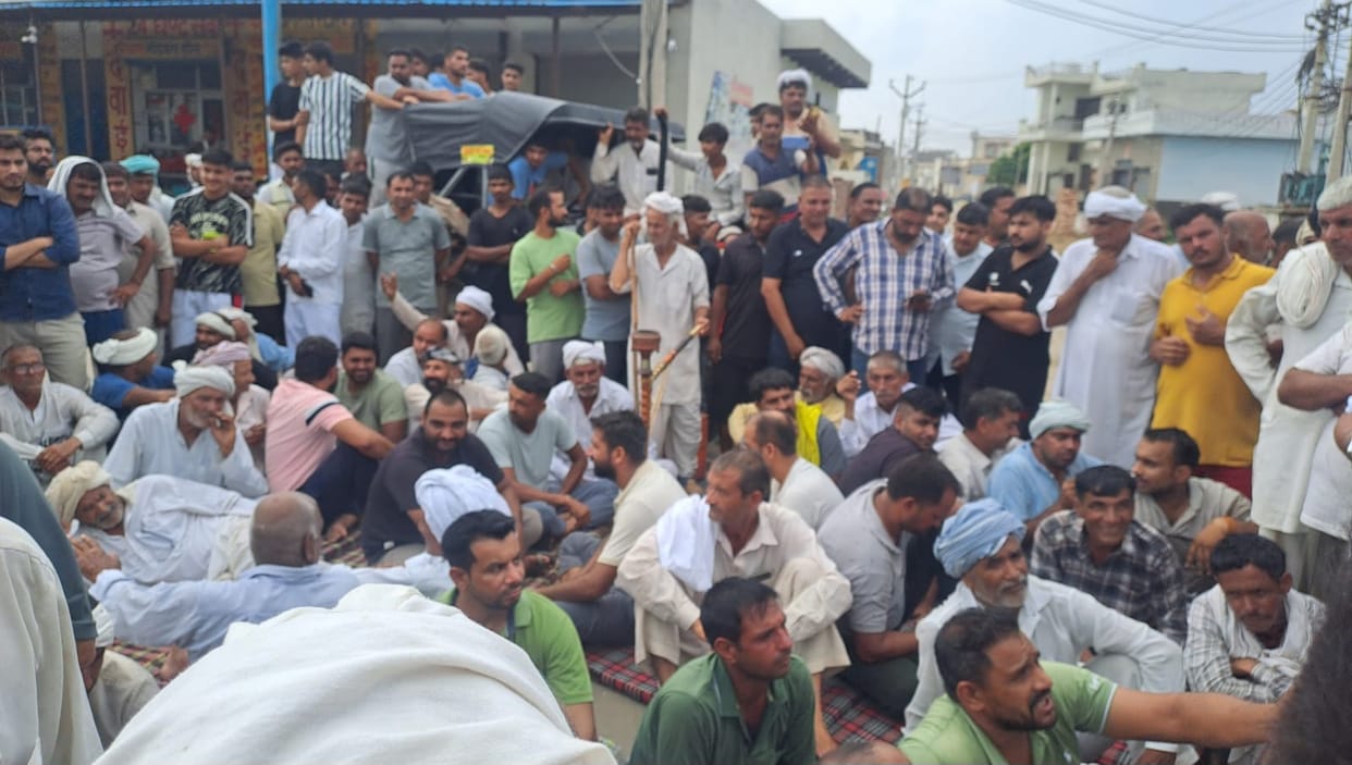 The blockade was opened after receiving assurances of releasing 900 cusecs of water for 8 days.