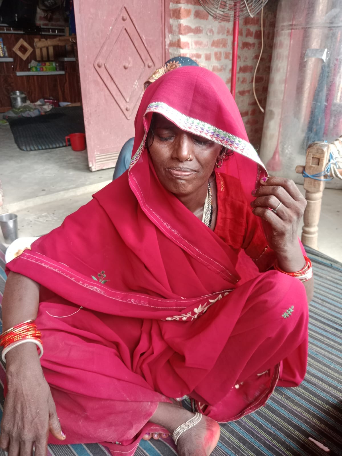 बेटा बबलू की मौत के बाद बिलखती मां रामवती। संवाद