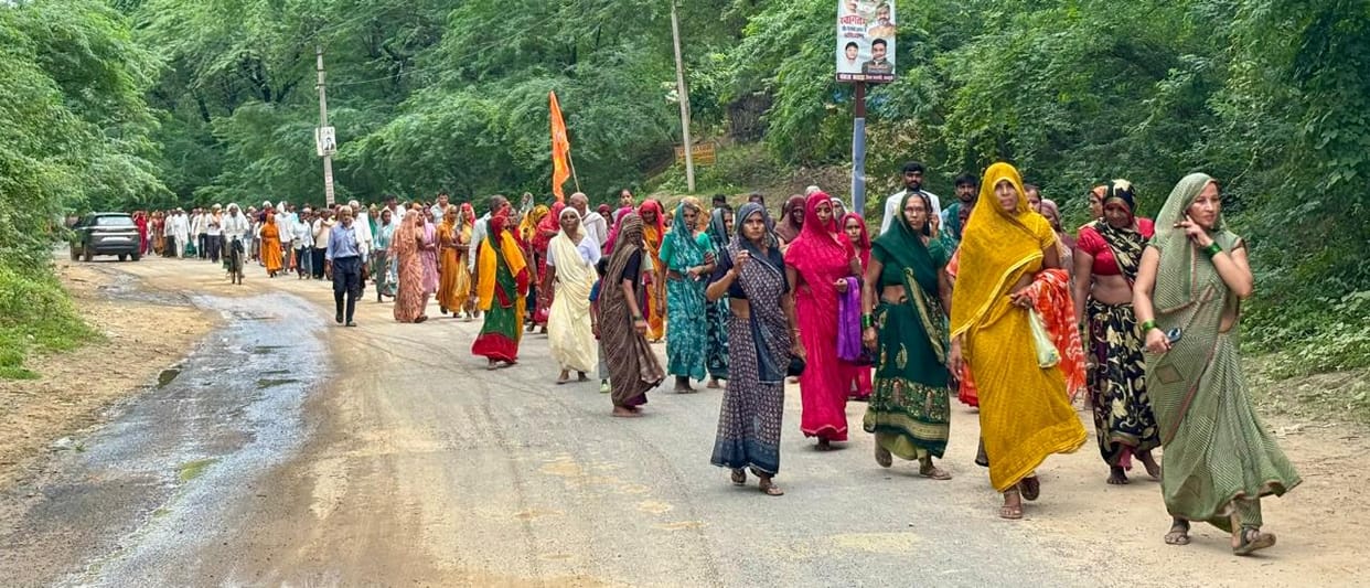 Chants of "Har-Har Mahadev" and "Radhe-Radhe" echoed in Bateshwar.
