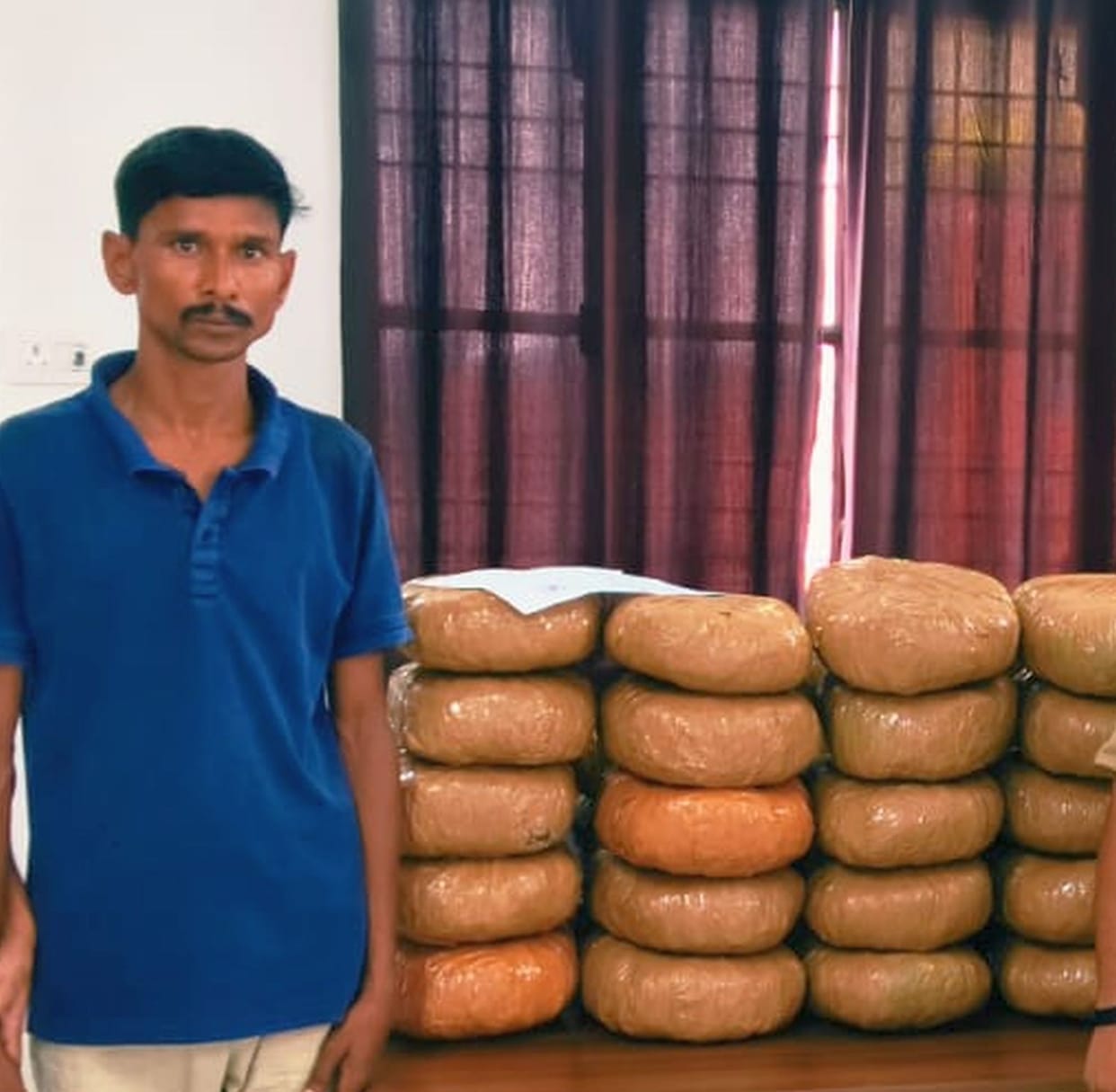 One quintal of cannabis found in a truck on the highway; smuggler arrested