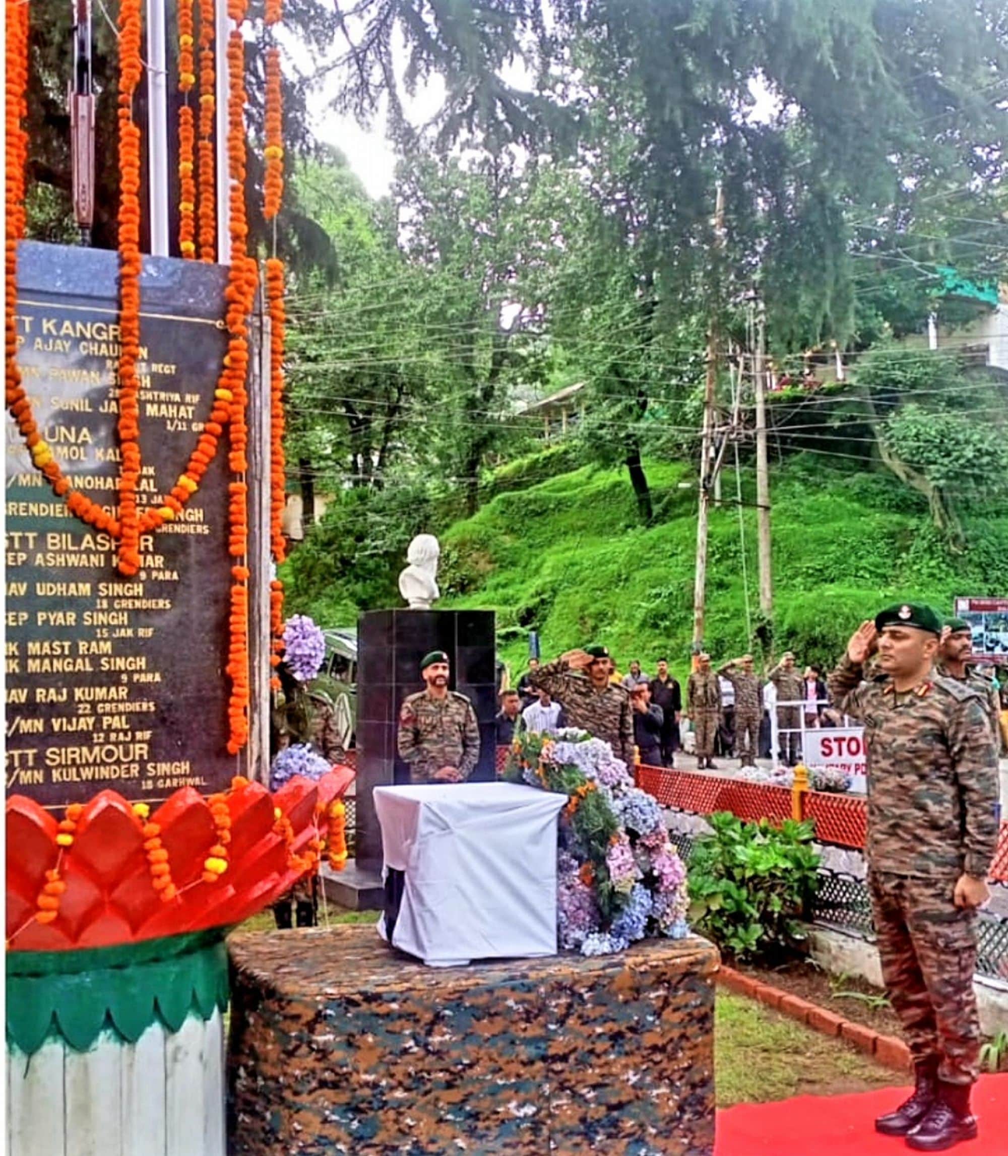 चंबा के डलहौजी में कारगिल विजय दिवस के उपलक्ष पर वारों को श्रद्धांजली अर्पित करने के दौरान जवान