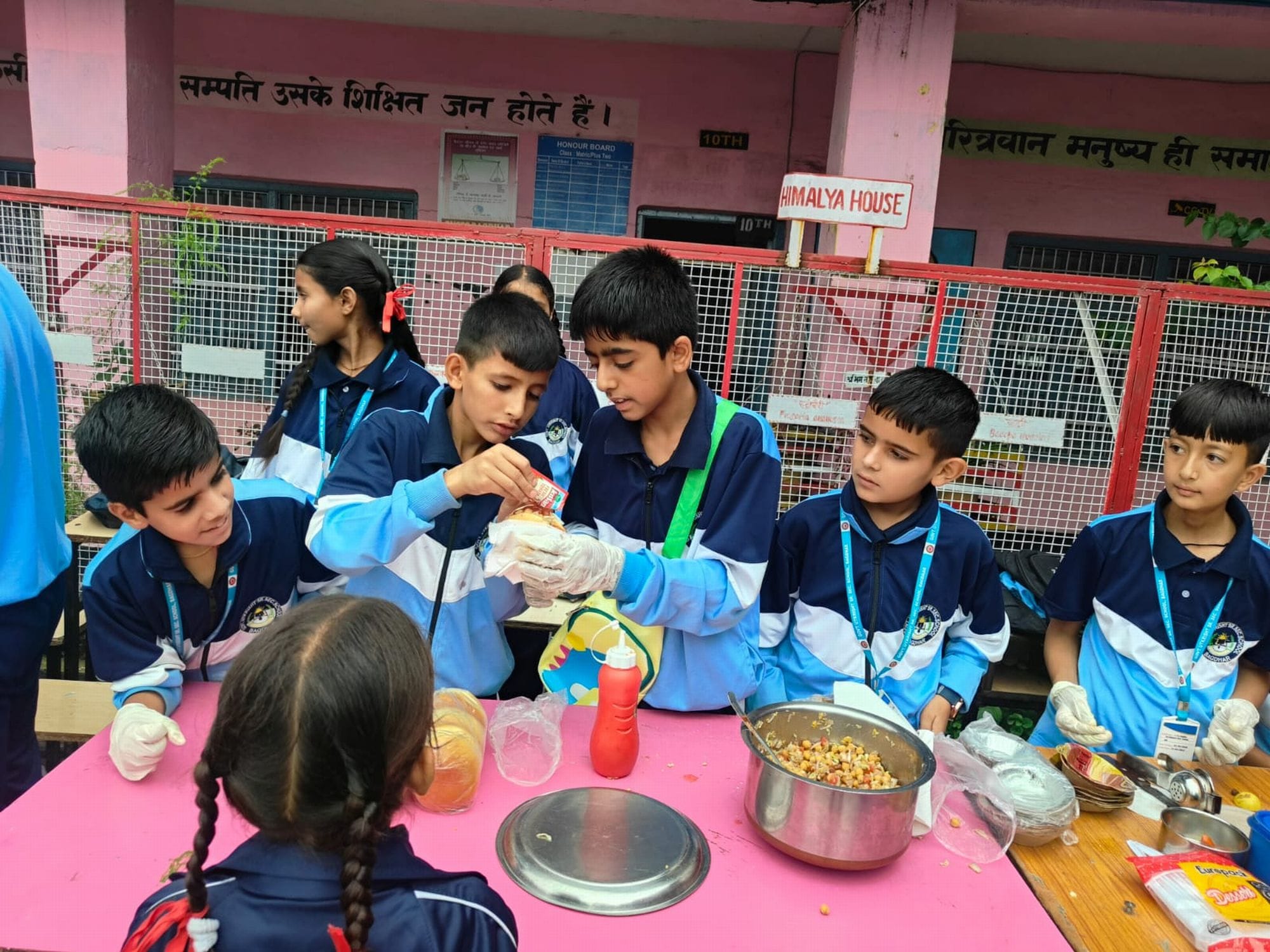 चंबा के रावमापा बगढार में बाल मेले के दौरान विद्यार्थी।संवाद