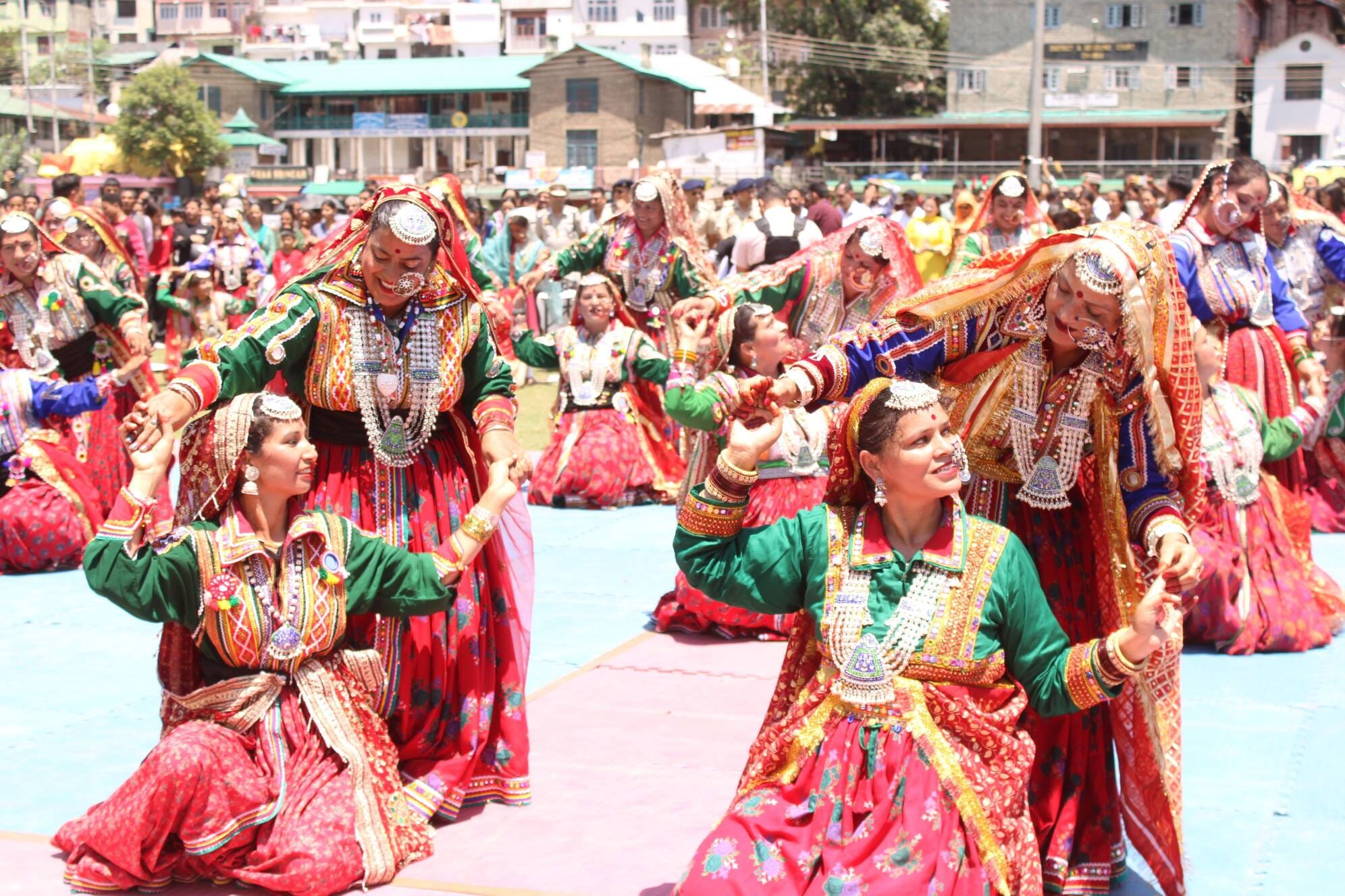 चंबा मिंजर मेले के शुभारंभ  पर नाटी प्रस्तुत करते कलाकार। छायाकार-संवाददाता :  मोहम्मद अयूब। सं