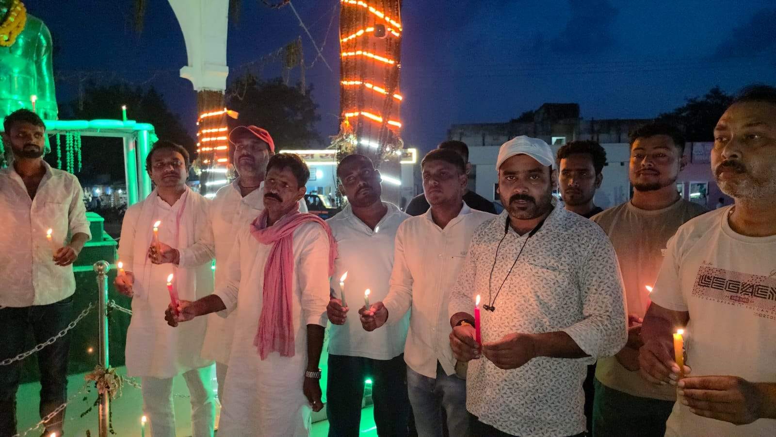 चकिया तिराहे पर कैंडल जलाकर मृत छात्रों को श्रद्धांजलि देते सपा कार्यकर्ता। संवाद