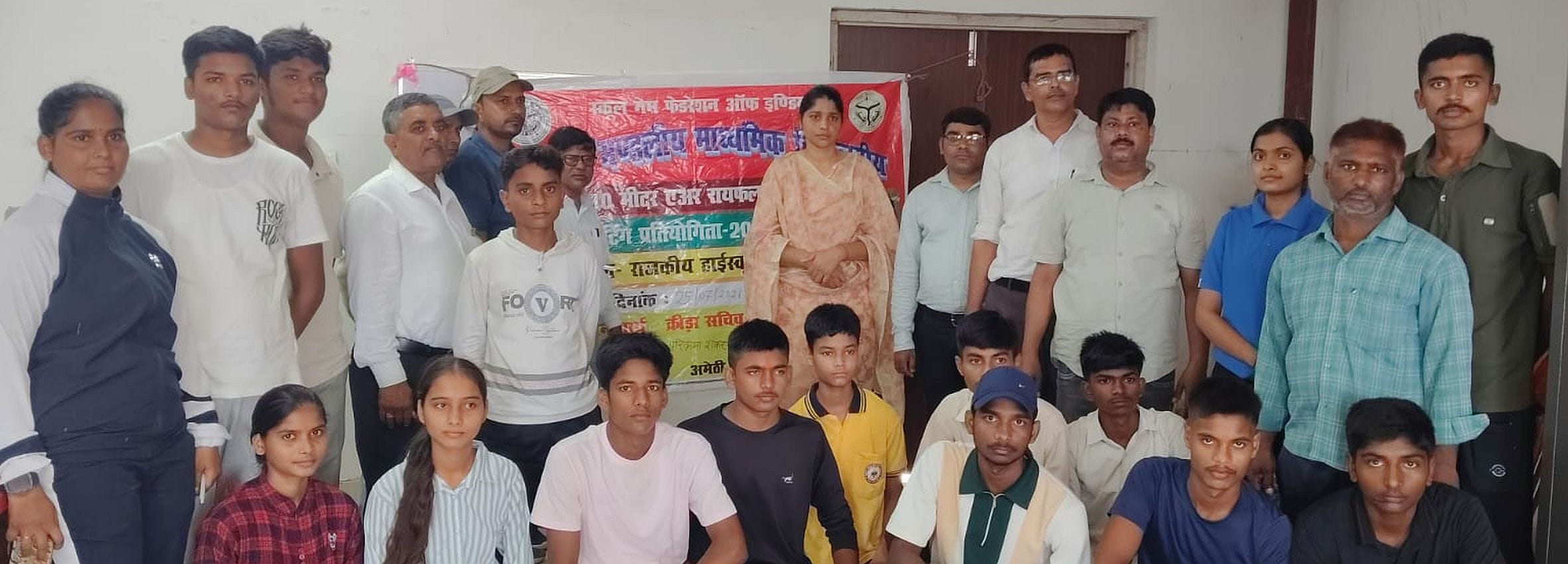 डॉ. भीमराव आंबेडकर स्टेडियम में चयनित खिलाड़ी व अन्य। स्रोत : स्थानीय