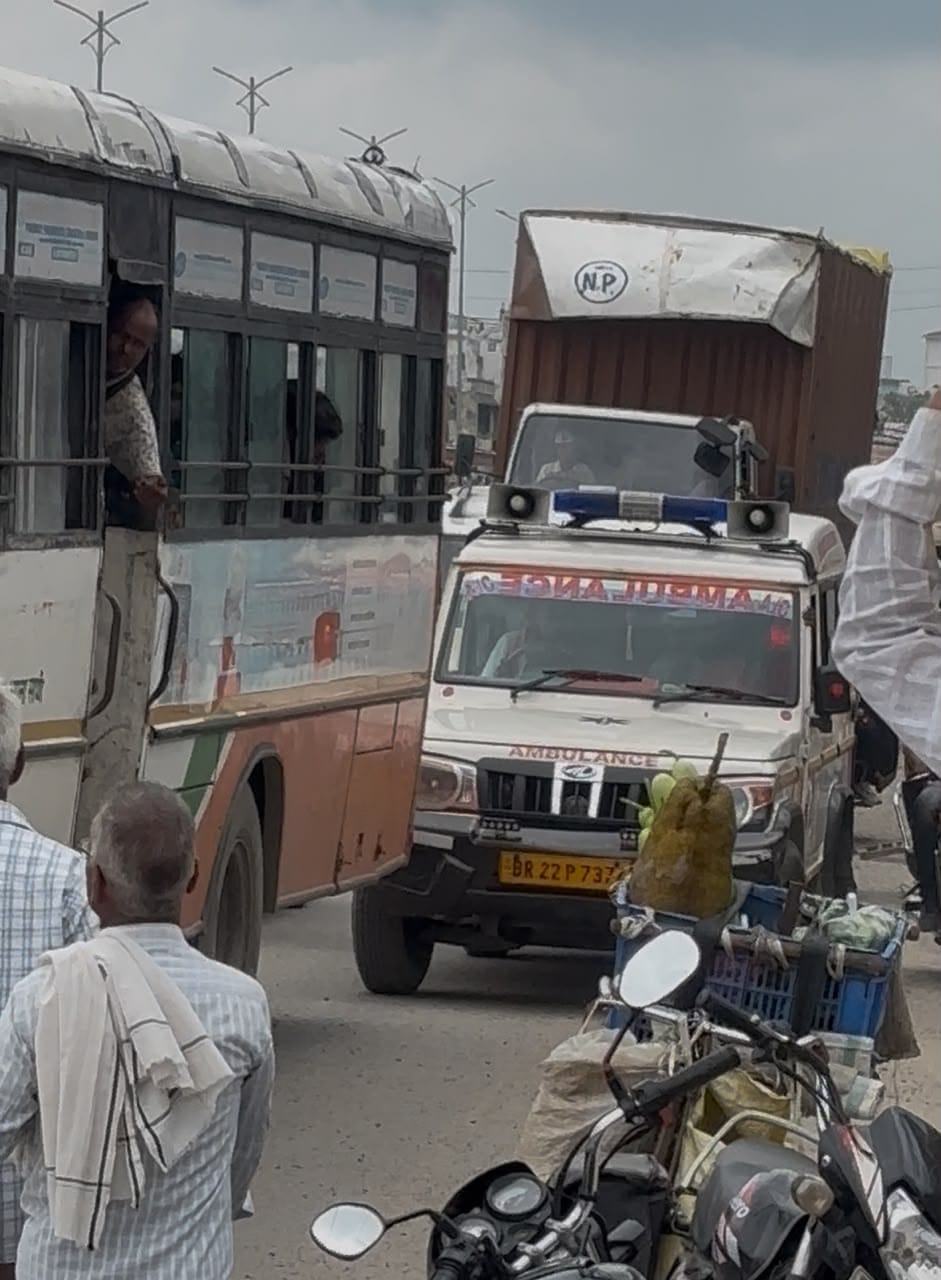 Traffic jam in Fazilnagar... ambulance stuck, lives at risk.
