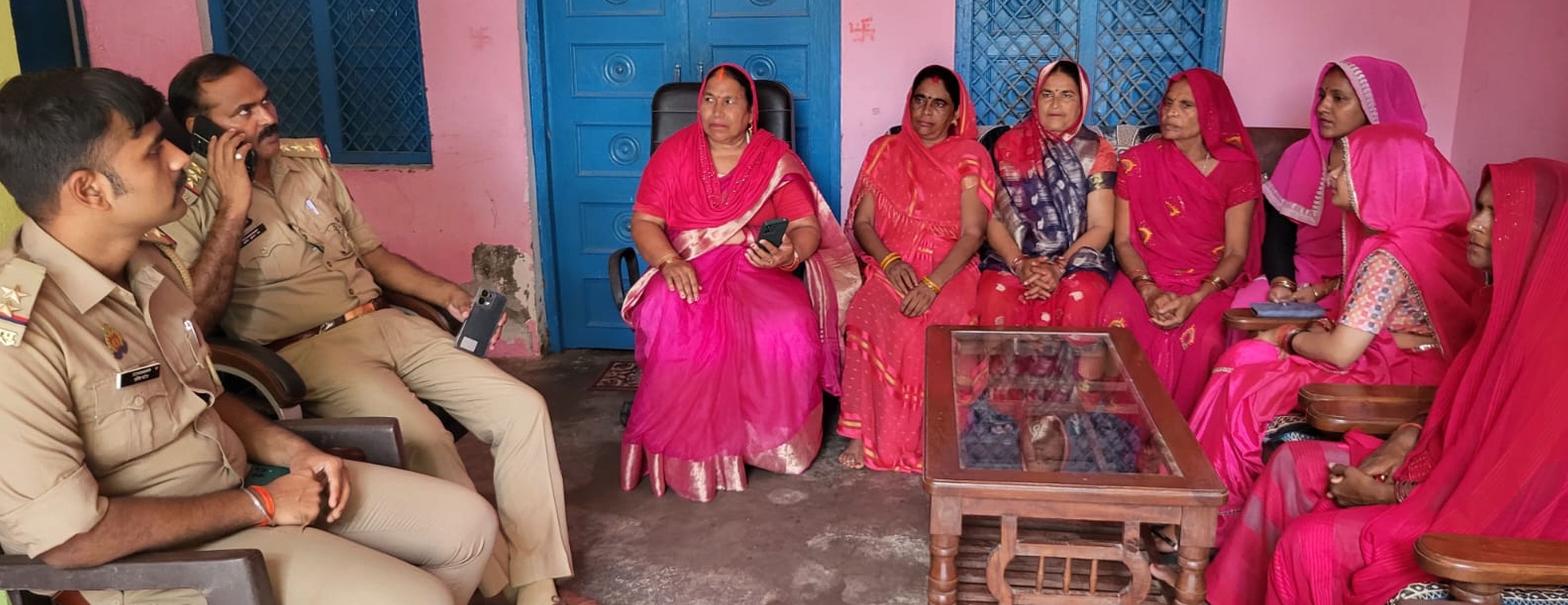 फोटो-06-पुलिस के साथ बैठी गुलाबी गैंग की अध्यक्ष के साथ महिलाएं। संवाद