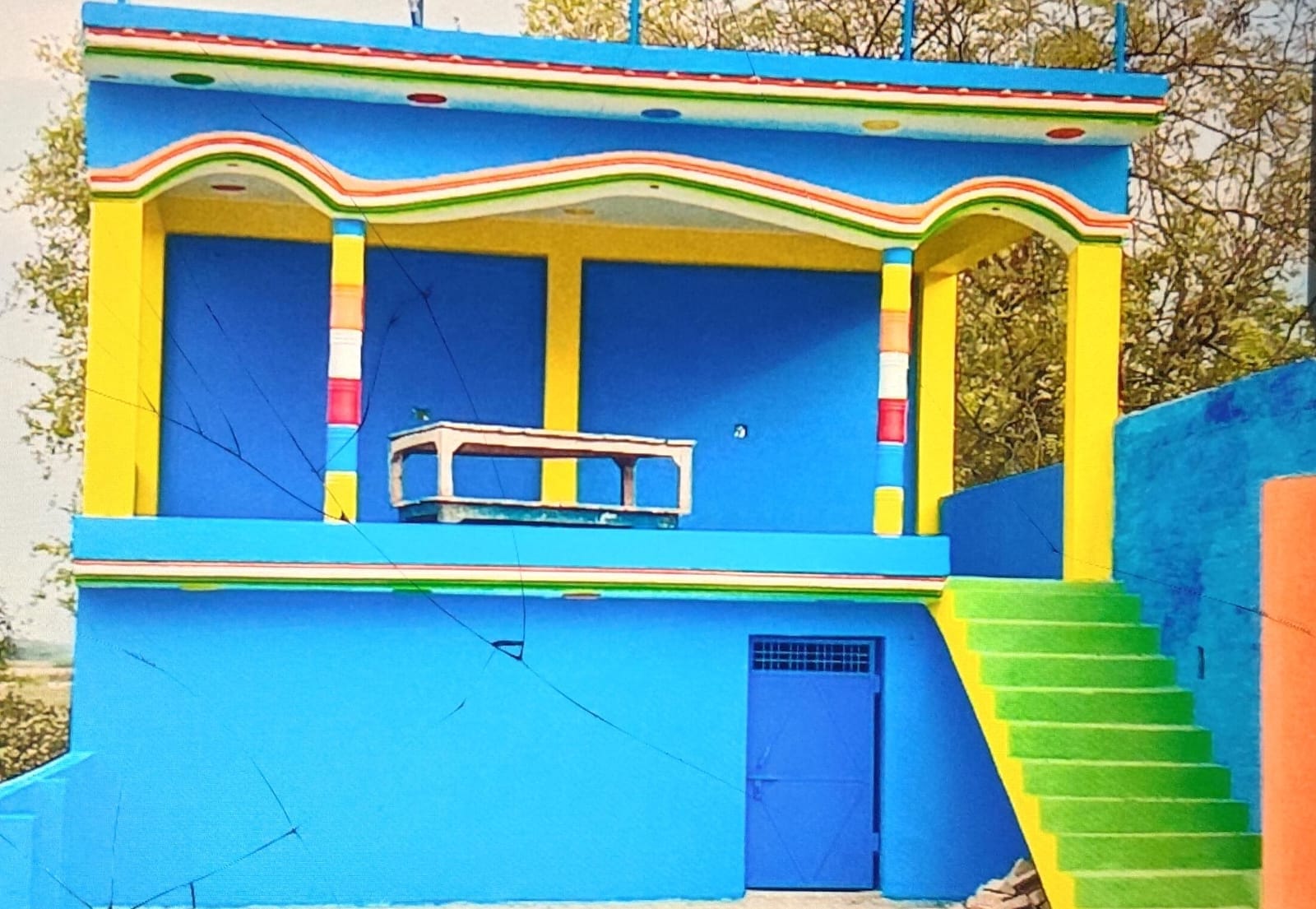 फोटो-10-डा. आंबेडकर की प्रतिमा स्थापित करने के लिए बना चबूतरा और कमरा। संवाद