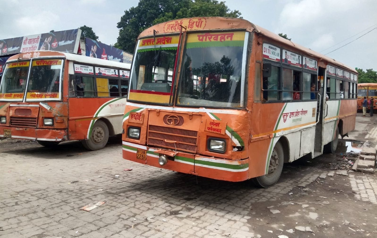 फोटो- 15- बस स्टेशन जाने के रास्ते में खड़ी रोडवेज में बैठी सवारियां। संवाद