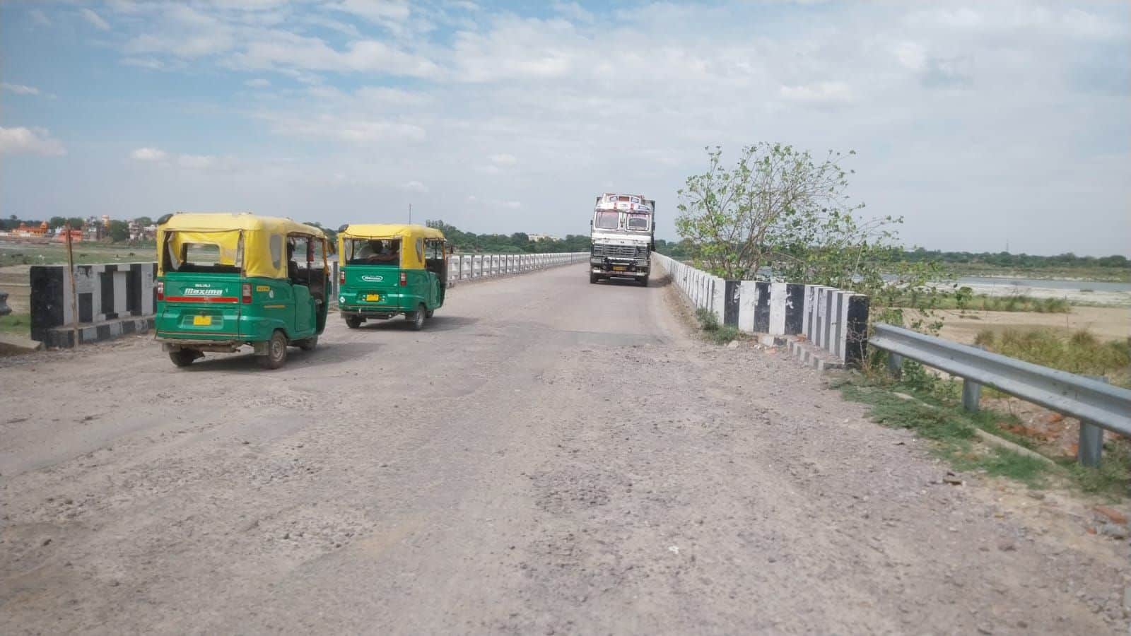 फोटो-19-बक्सर पुल से निकलते वाहन। संवाद
