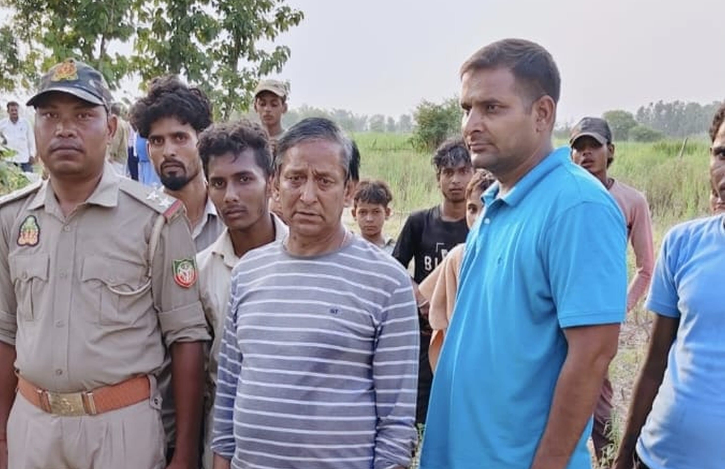 फोटो-22-बलरामपुर के सिंहपुर झरिहरडीह गांव के पास  माइनर नहर पर मौजूद लोग।-स्रोत : ग्रामीण