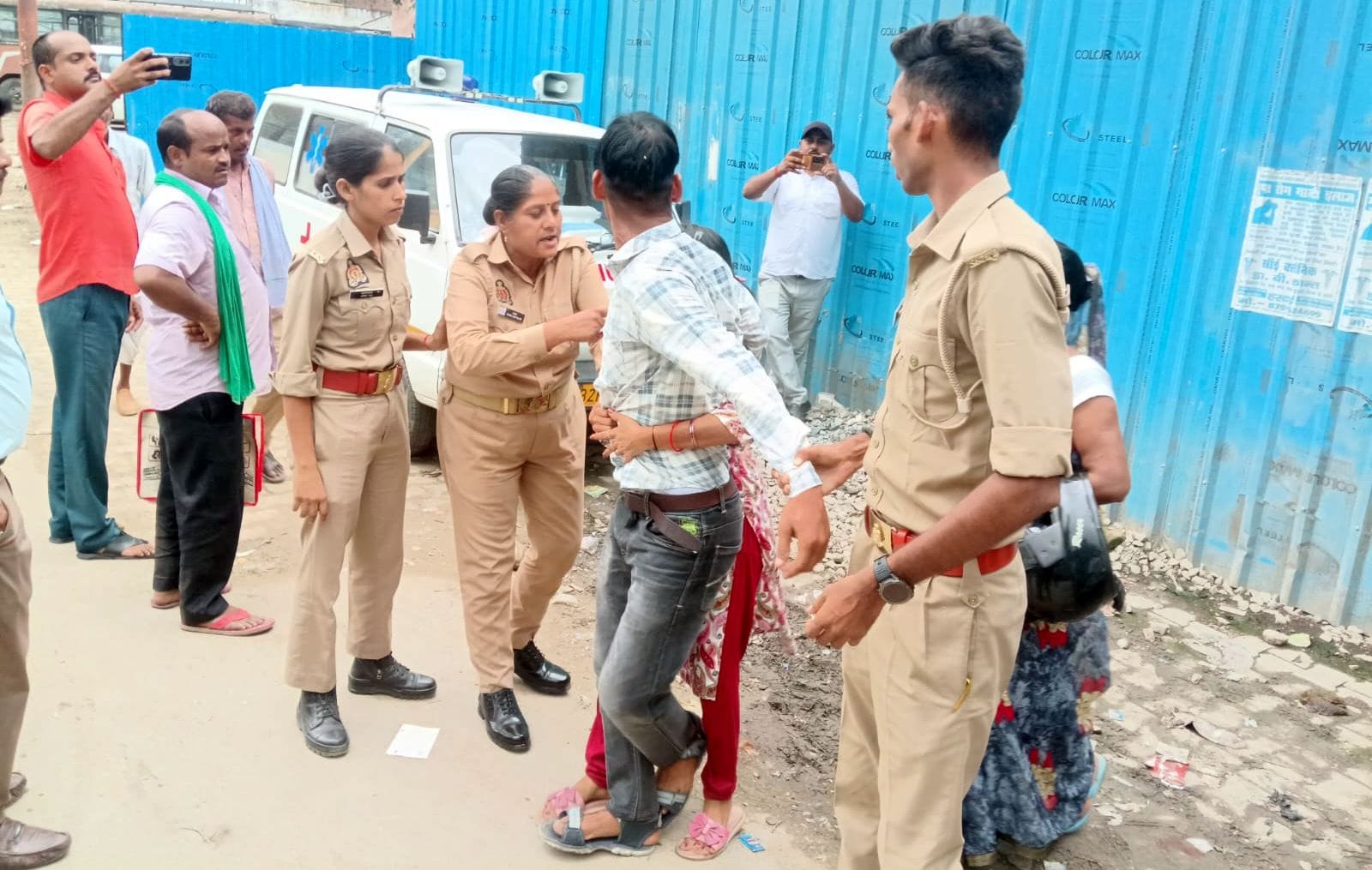 फोटो- 23- मेडिकल कॉलेज के बाहर झगड़ रहे पति पत्नी को लेकर जाते पुलिस कर्मी। संवाद