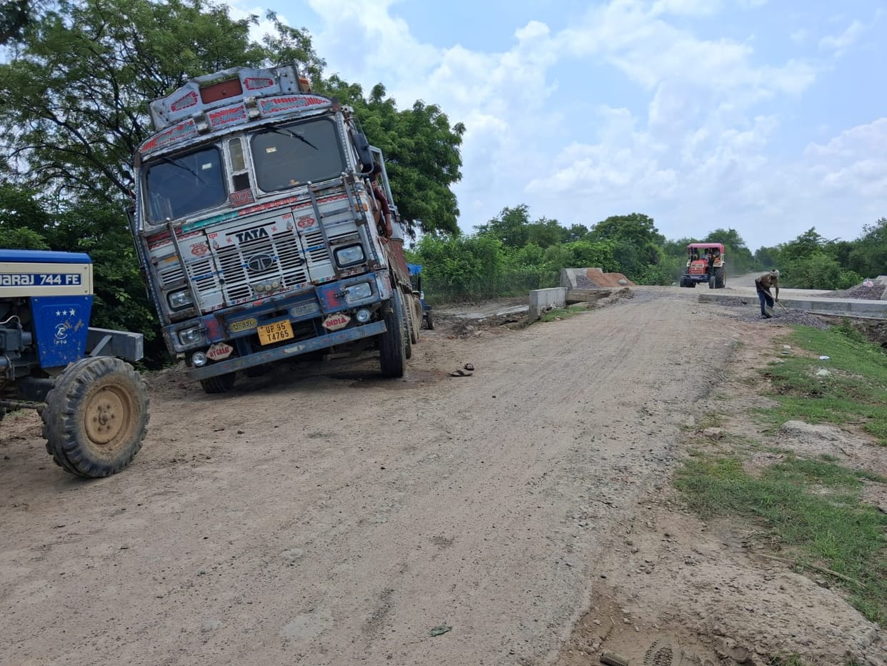 A truck loaded with bricks got stuck on the approach road, bringing traffic to a standstill.