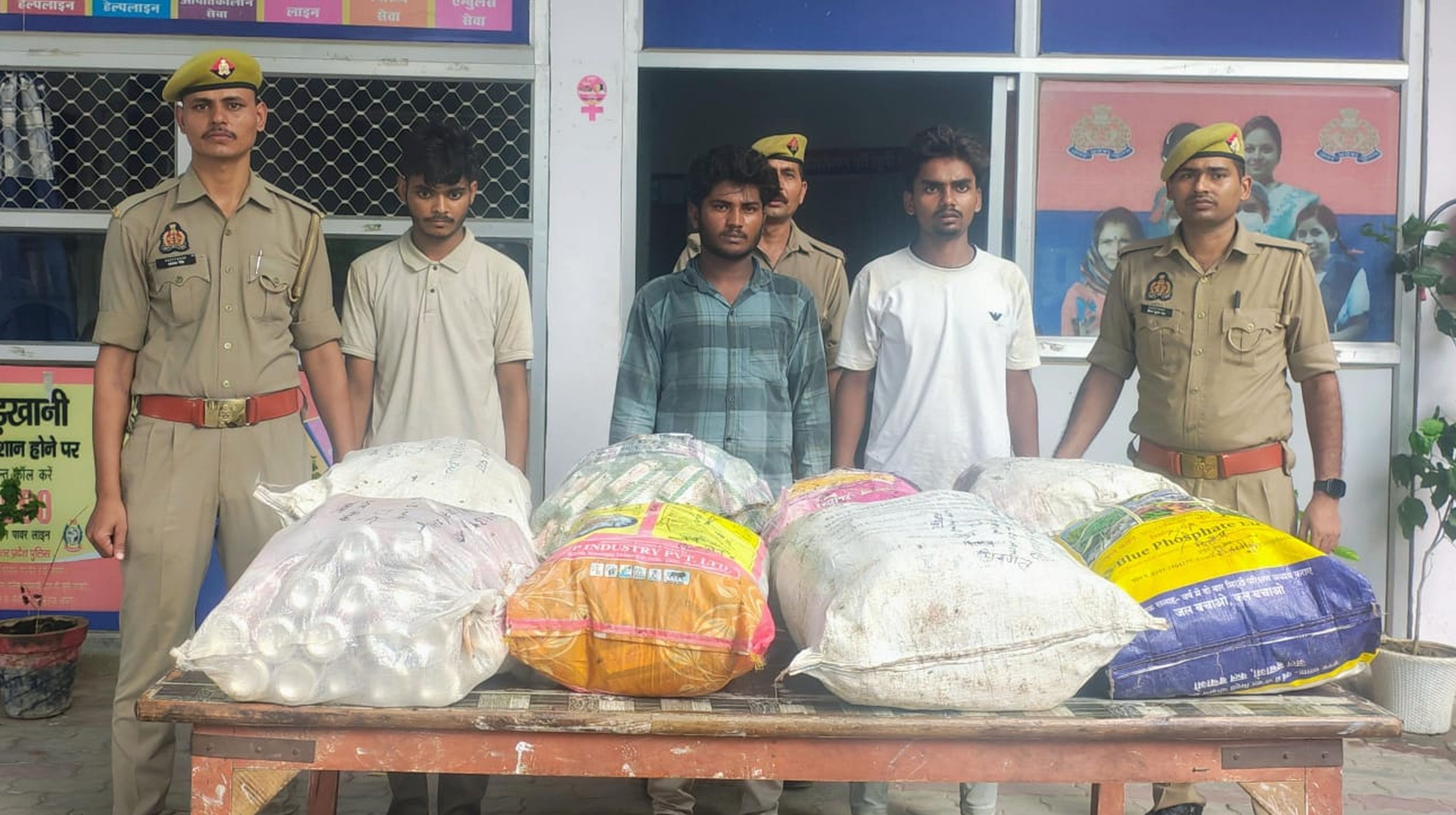 फोटो-26-पुलिस की गिरफ्त में पकड़े गए लूट के आरोपी। संवाद