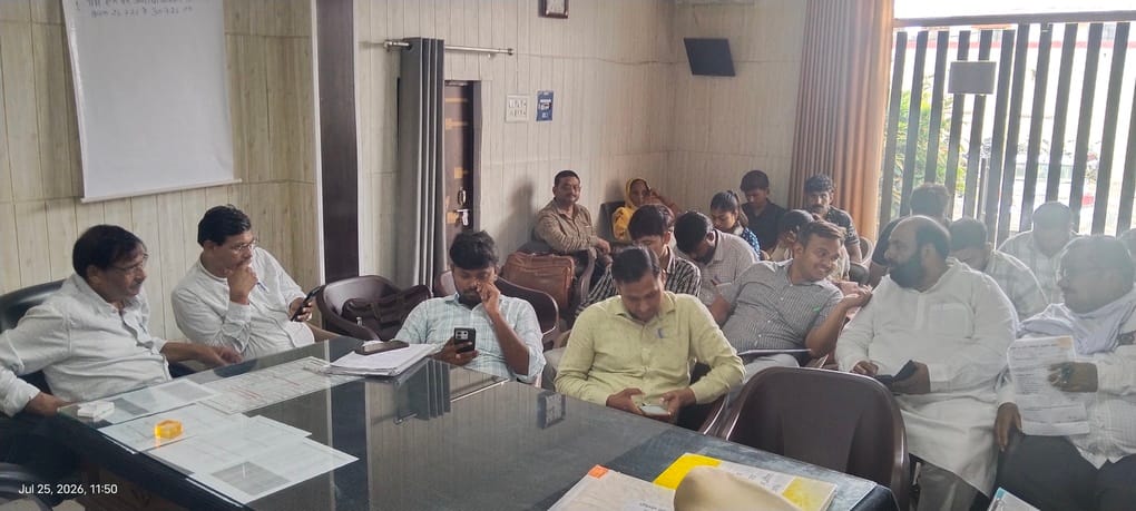 फोटो-31- दिबियापुर में मोबाइल चलाते कर्मचारी व इंतजार करते फरियादी।संवाद