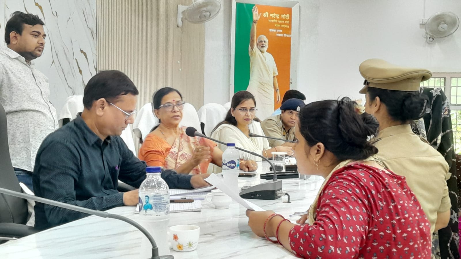 फोटो -34- जनसुनवाई करतीं महिला आयोग की सदस्य। स्रोत:प्रशासन