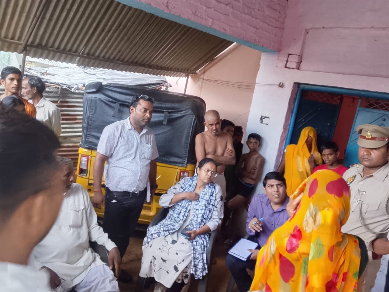 फोटो-36- परिजन से मुलाकात करती तहसीलदार मौजूद ननिहाल पक्ष के लोग।संवाद