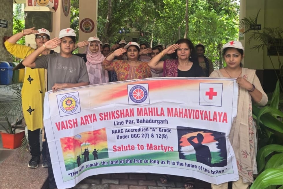 -फोटो 55 : कारगिल विजय दिवस पर वीर शहीदों को श्रद्धांजलि देती छात्राएं व प्राचार्य। स्रोत कॉलेज