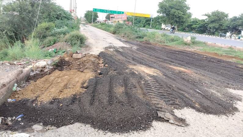 फोटो-59: बहादुरगढ़ बाईपास पर सड़क के गड्ढे भरने के लिए डाली गई सामग्री। संवाद