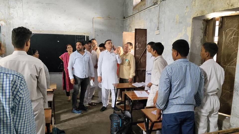 फोटो-62: नया गांव के सरकारी स्कूल का निरीक्षण करते विधायक राजेश जून व अन्य। स्रोत स्वयं