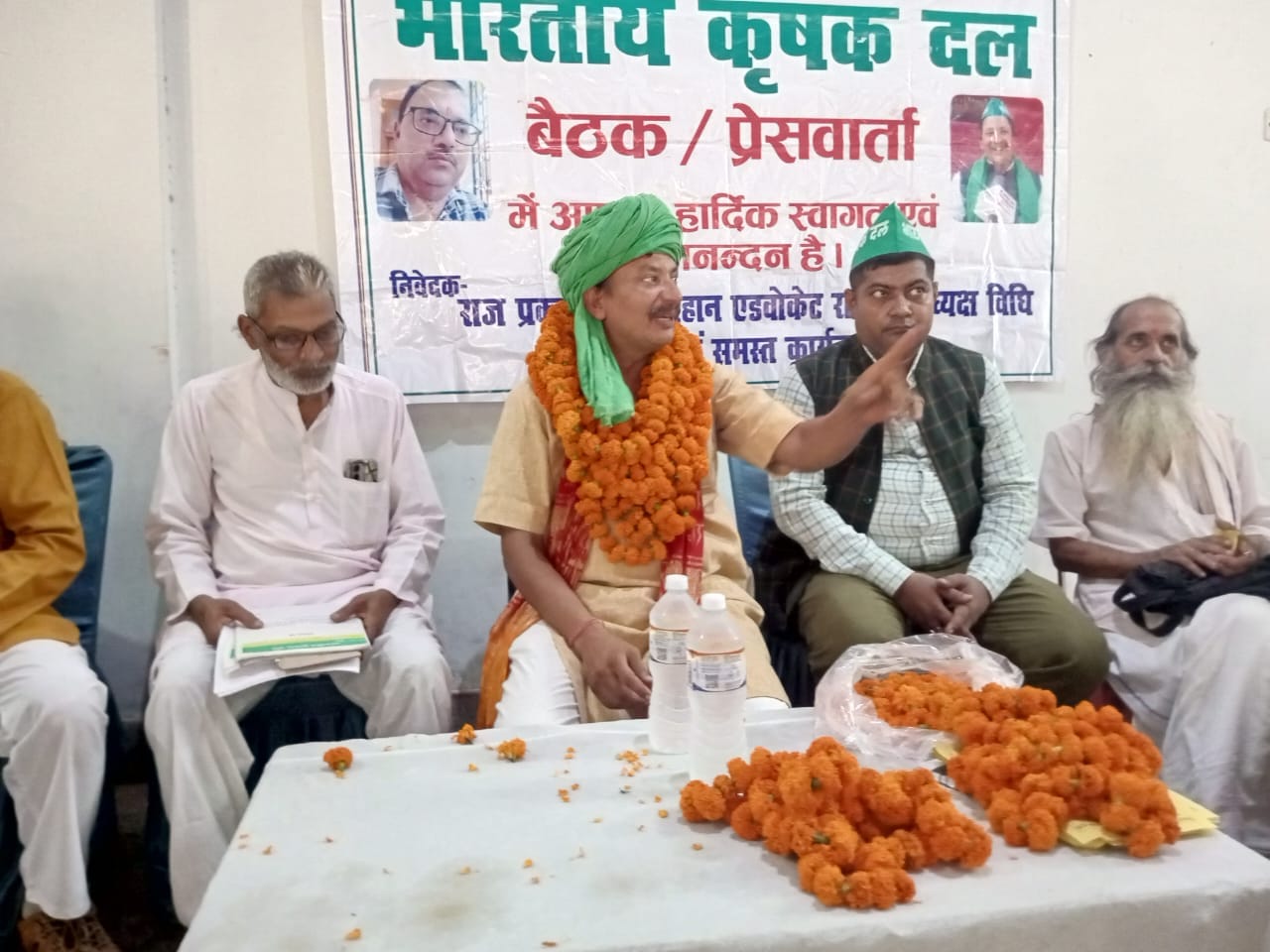 फोटो-8-बैठक में बोलते बीकेडी के राष्ट्रीय अध्यक्ष सरोज दीक्षित व मौजूद अन्य। स्रोत स्वयं