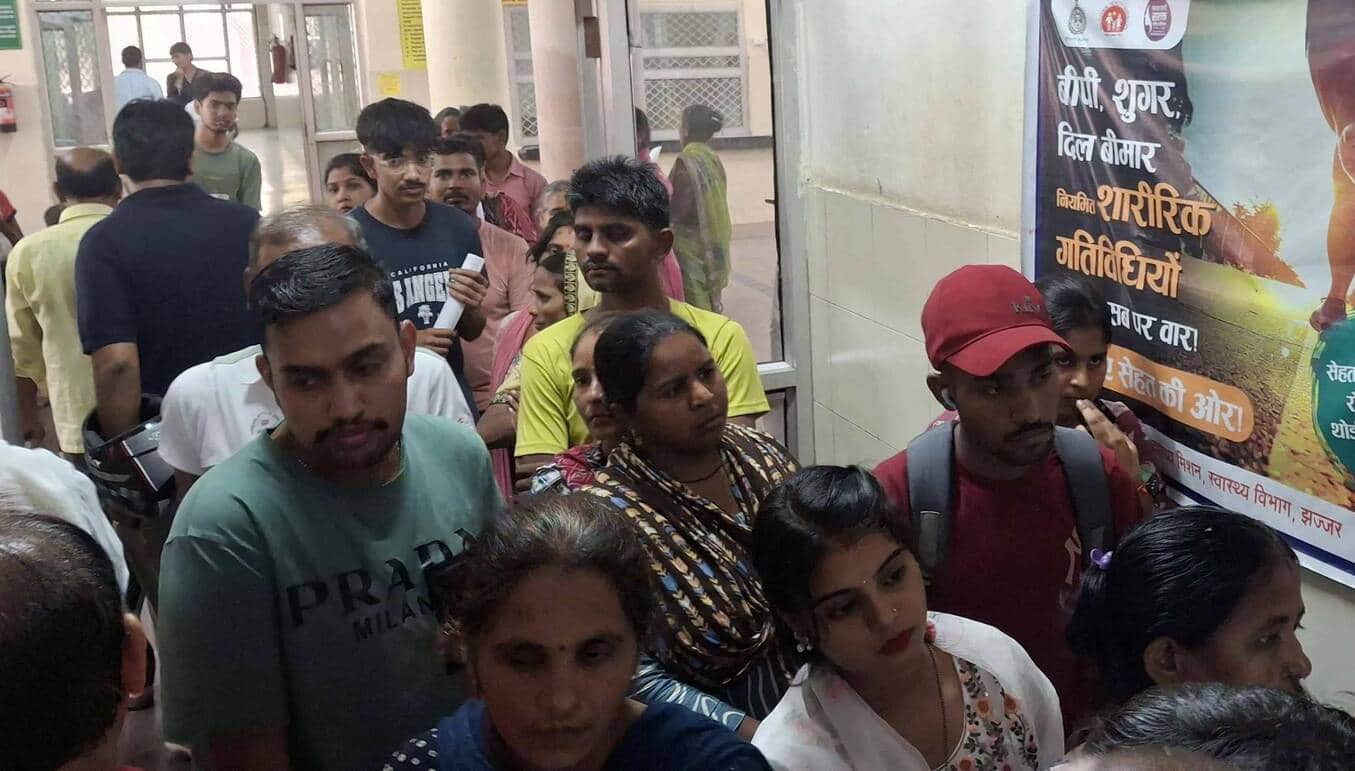 -फोटो 84 : नागरिक अस्पताल में इलाज कराने पहुंचे लोग। संवाद