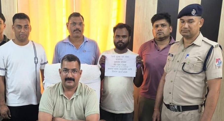 Accused arrested for brokering train tickets.
