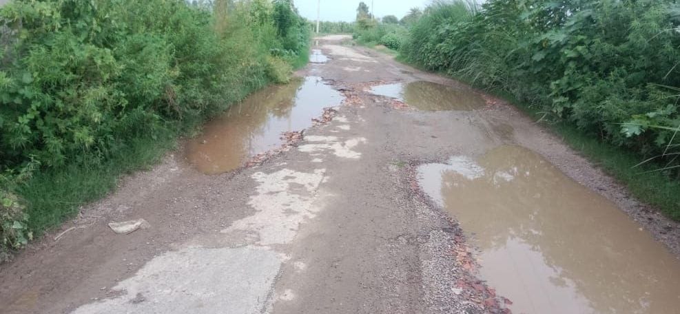 Connecting road from Imamuddin Nagar to Jadayi is in a dilapidated condition.
