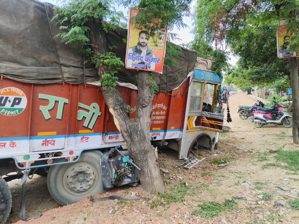 The truck collided with a tree and an electric pole, the driver narrowly escaped.