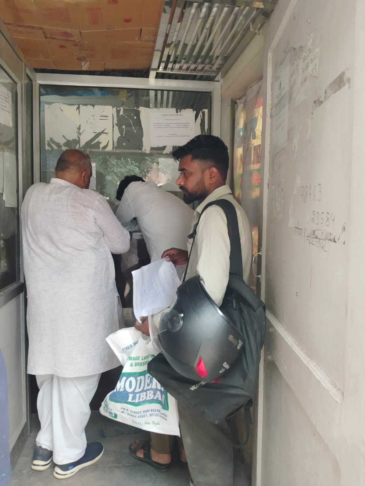 फतेहाबाद के नगर परिषद कार्यालय में गृहकर जमा करवाते हुए प्रॉपर्टी धारक संवाद