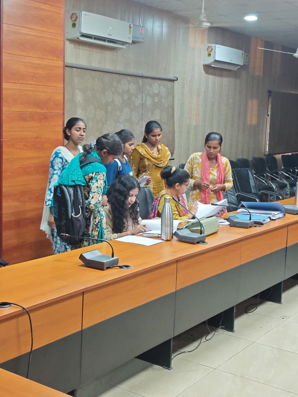 फतेहाबाद के राजकीय महिला महाविद्यालय में दाखिला प्रक्रिया में भाग लेती हुई छात्राएं स्त्रोत 