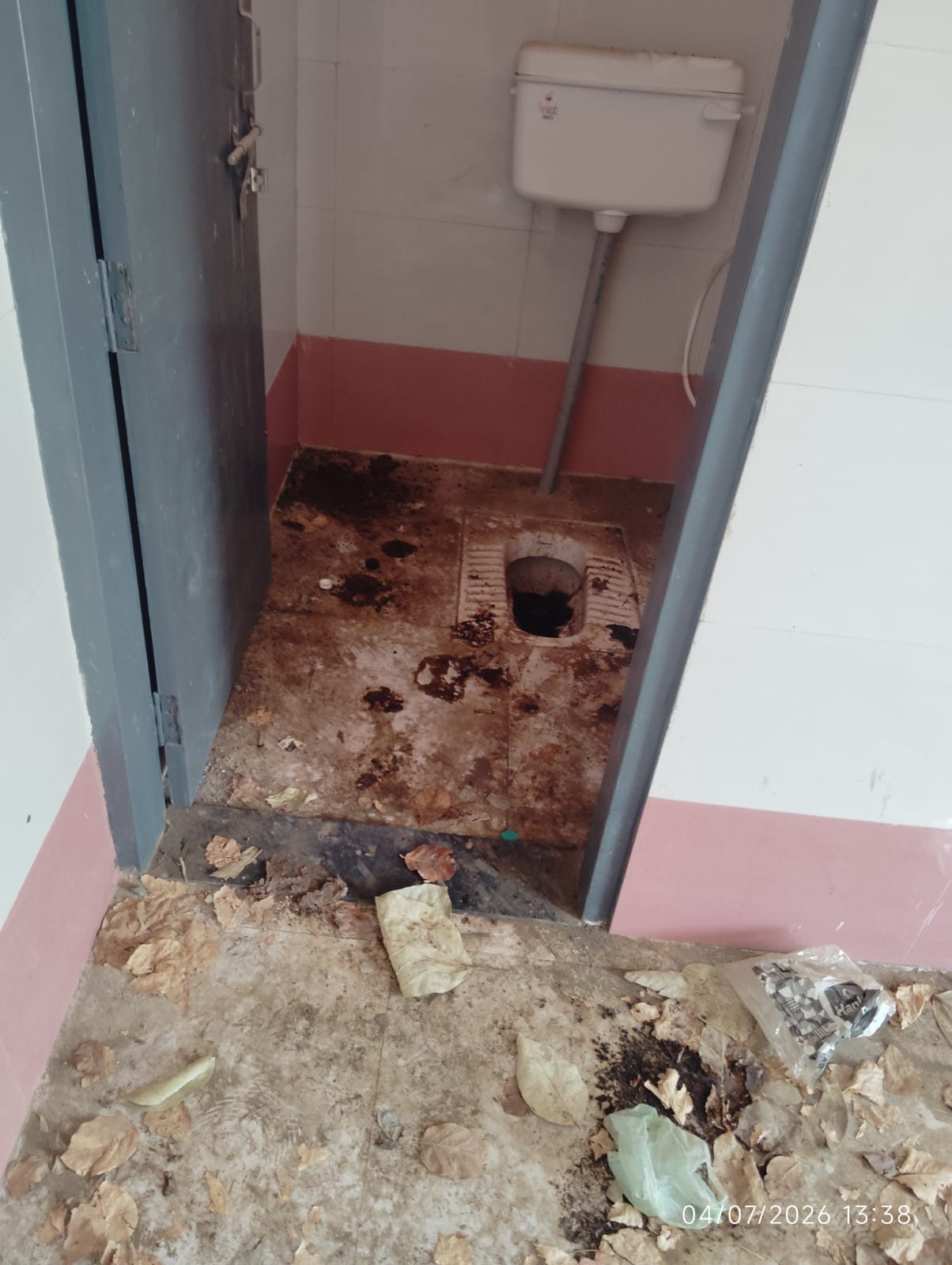 फतेहाबादकके सेक्टर तीन के शौचालय में फैली गंदगी स्त्रोत जागरूक पाठक