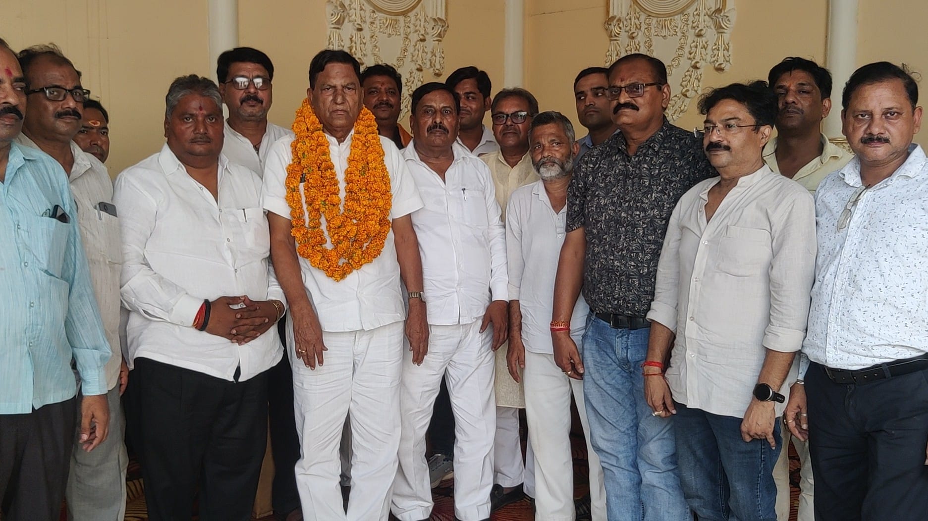 गोपीगंज में बनवारी लाल कंछल का स्वागत करते व्यापार प्रतिनिधि मंडल।संवाद