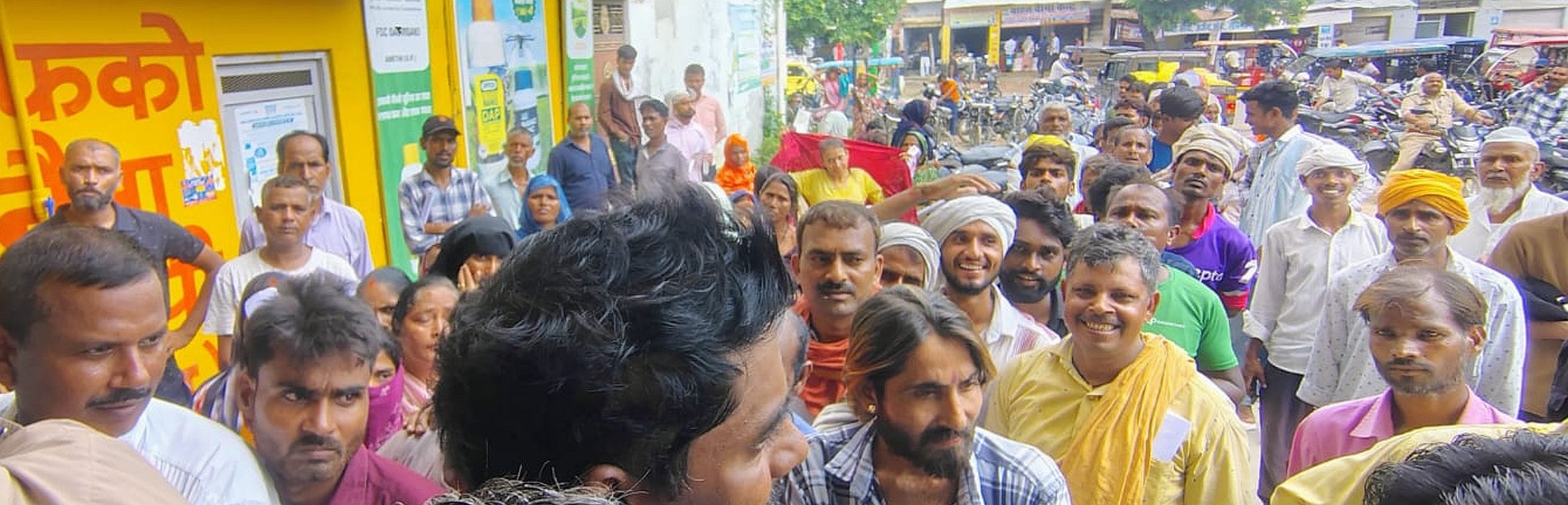 गौरीगंज इफको केंद्र पर लगी किसानों की कतार। संवाद