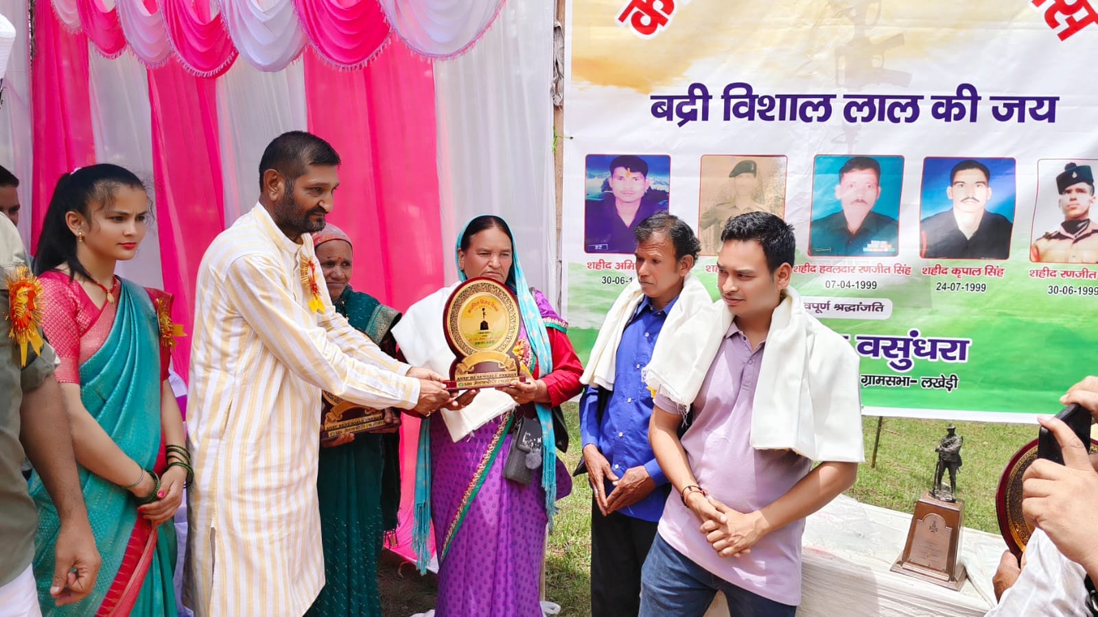 गैरसैंण के लखेड़ा में पूर्व सैनिकों के परिजनों को सम्मानित करते विधायक अनिल नौटियाल। स्रोत: जाग