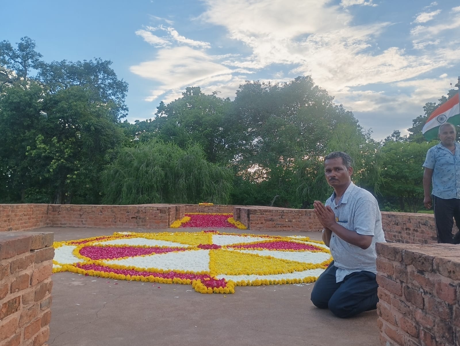 गंध कुटी में फूल पूजा करता बौद्ध अनुयायी।
