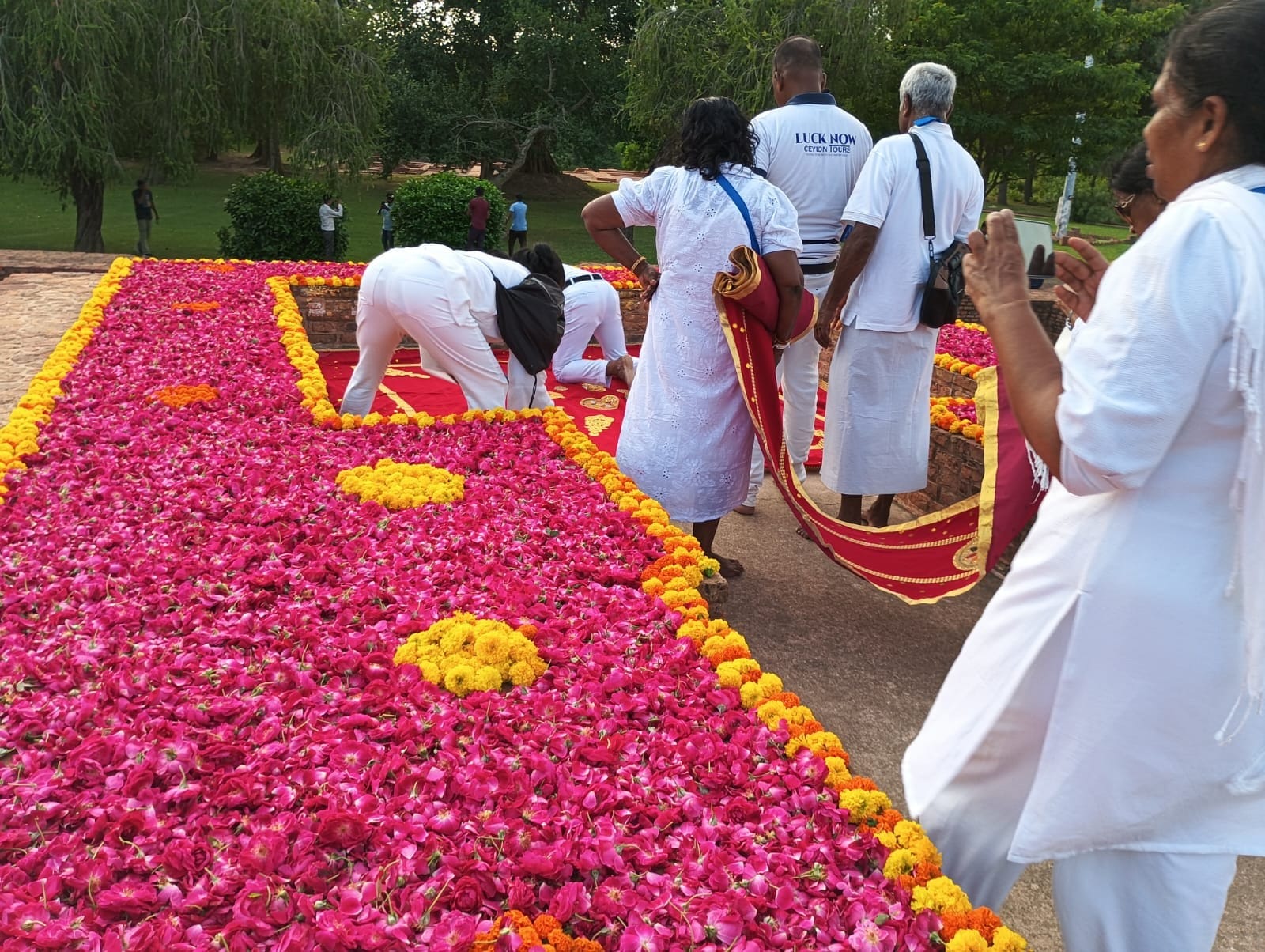 गंधकुटी में पुष्प पूजा करते श्रीलंका के अनुयायी। -संवाद