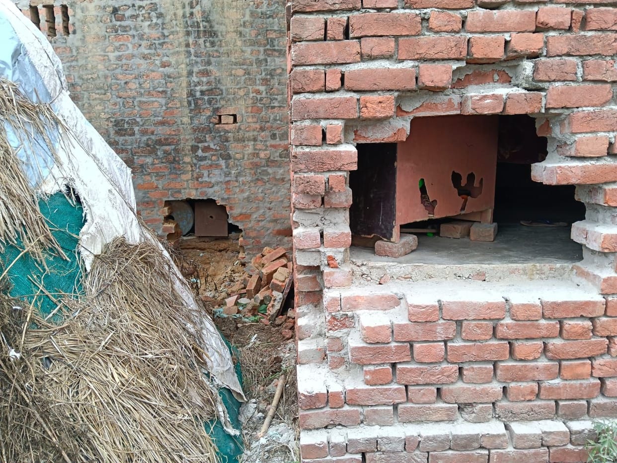 Valuables worth lakhs, including jewelry and cash, stolen after breaking into two houses.