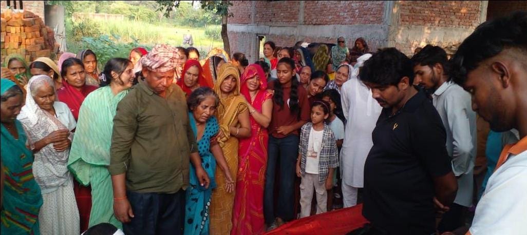 घोसी कोतवाली के भैरोपुर गांव में वृद्ध की पीटकर हत्या के बाद रोती बिलखती घर की महिलाएं। संवाद