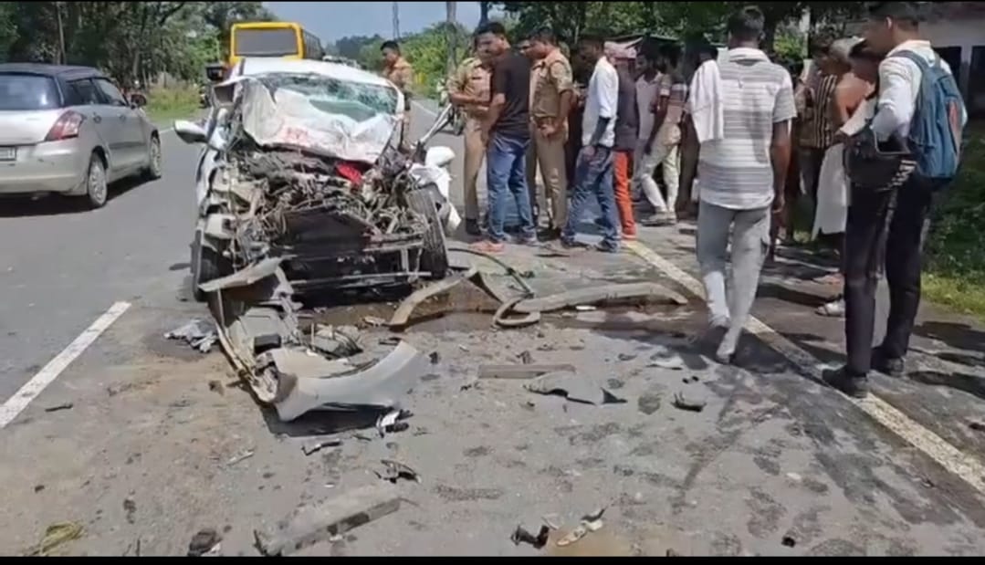 घटना के बाद मौके पर क्षतिग्रस्त कार। स्रोत: ग्रामीण
