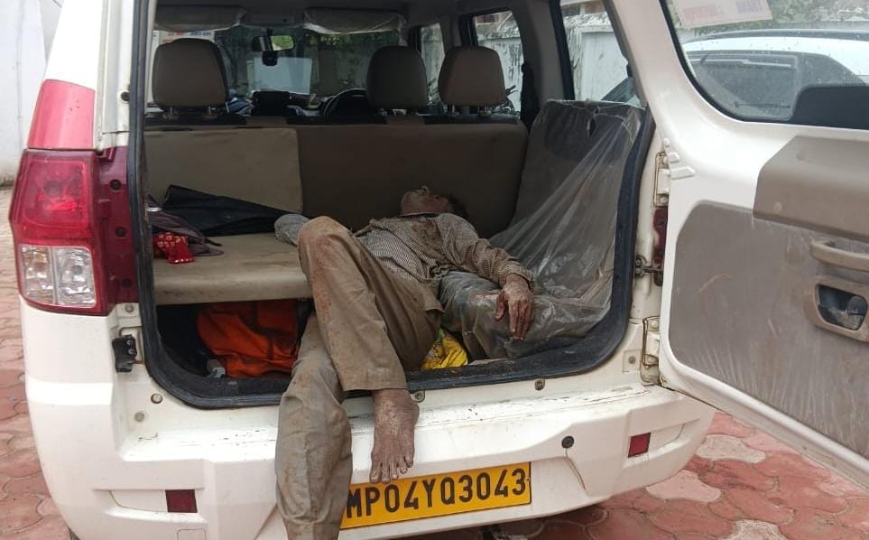 घायल को अस्पताल ले जाता पुलिस वाहन।