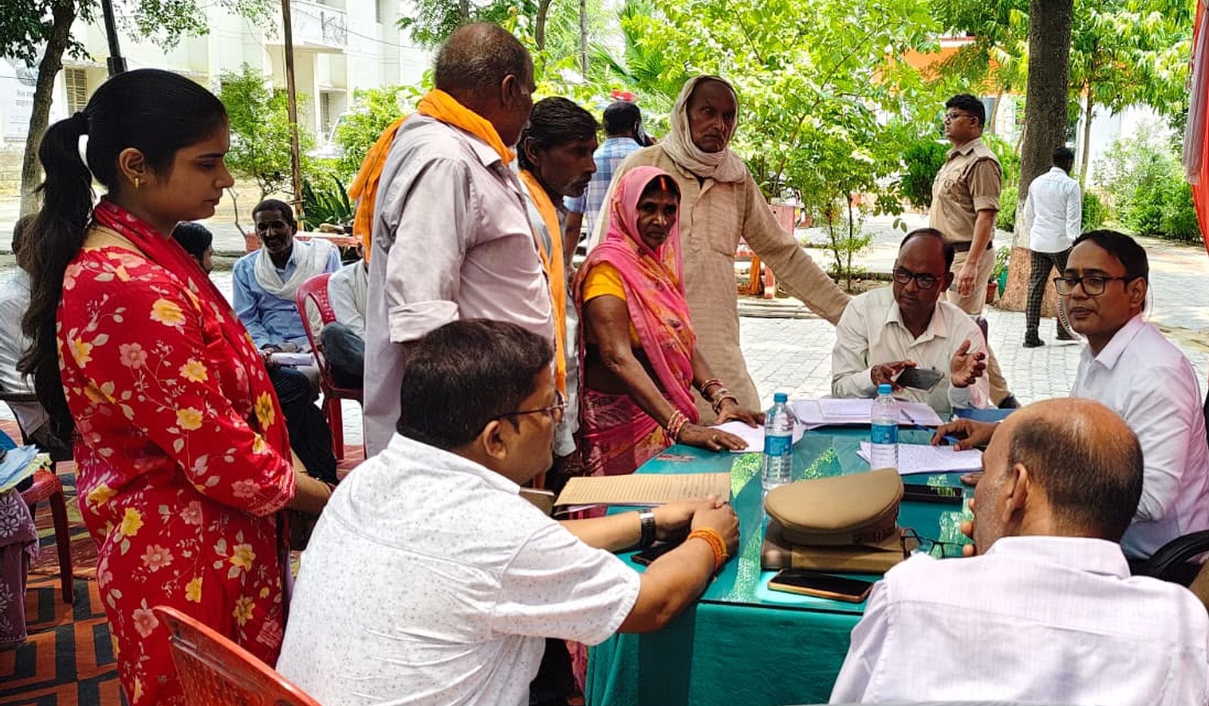 हरचंदपुर थाना परिसर में शनिवार को आयोजित संपूर्ण समाधान दिवस पर अधिकारियों को अपनी समस्याएं बत