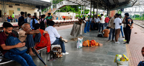 600 daily commuters to Delhi have been facing difficulties for four days.
