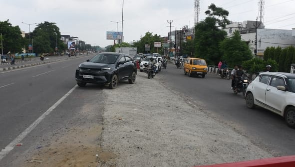 Traffic congestion at the Engineering College intersection during peak hours.