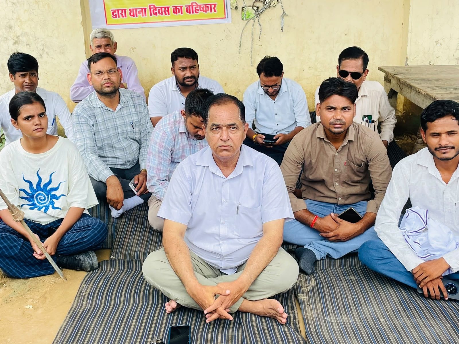 इस्लामनगर में थाना दिवस के दौरान पुलिस से नोकझोंक के बाद धरने पर बैठे राजस्व लेखपाल। संवाद