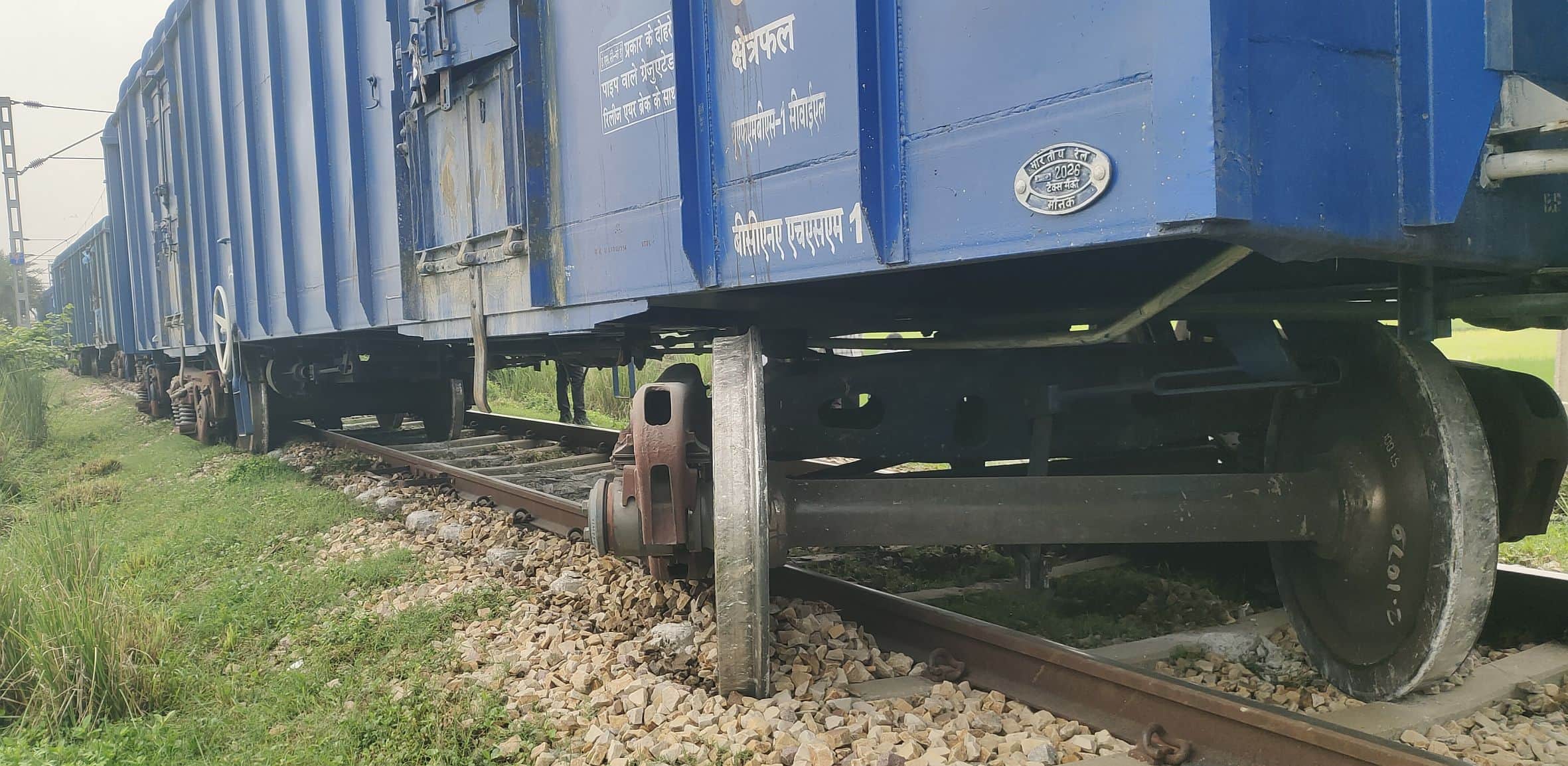 मालगाड़ी के करीब 12 डिब्बे पटरी से उतर गए।