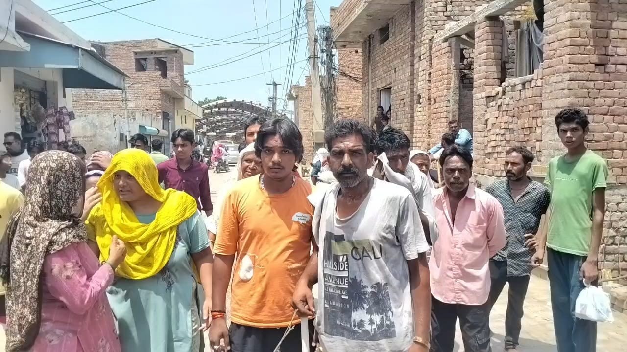 जाखल में पुलिस पर आरोप लगाते हुए पीड़ित संवाद