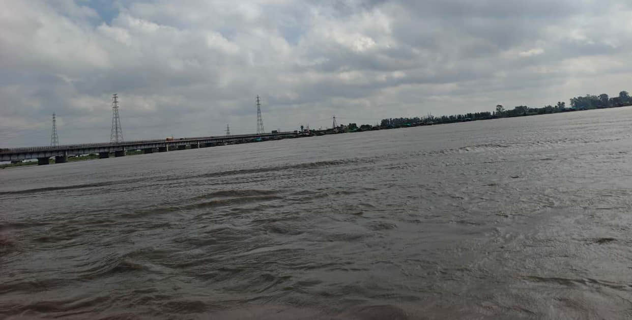 Ganga flowing just 6 cm below the warning mark; concern in the Khadar region.